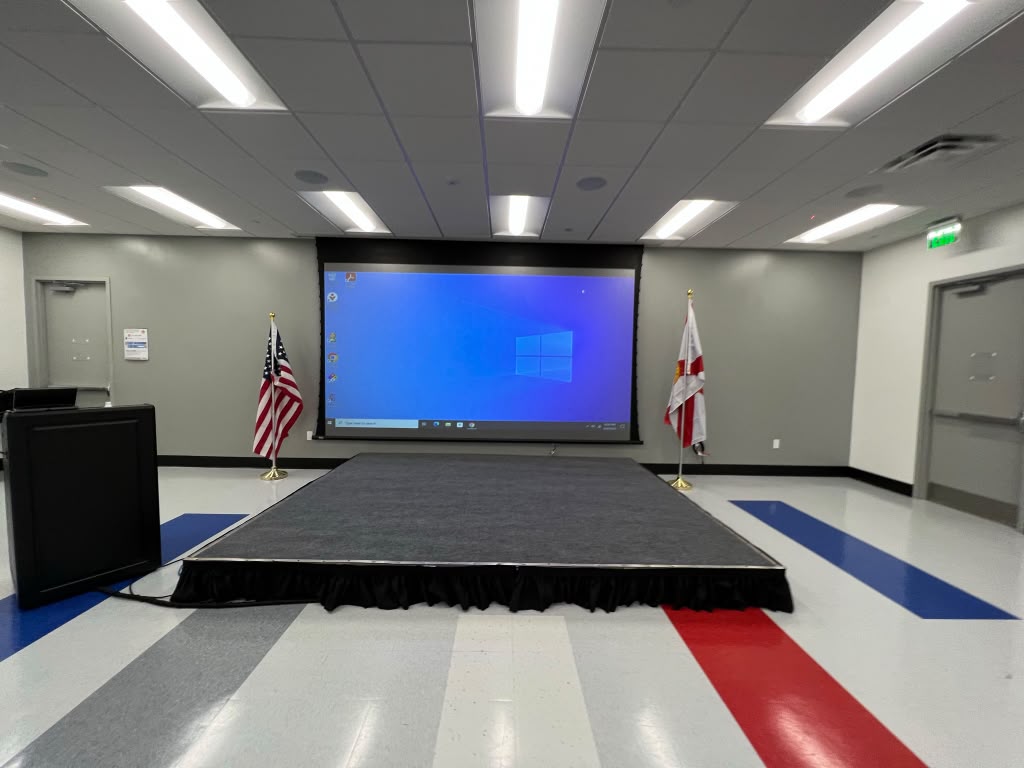 Multipurpose auditorium with front projection, a raised stage and a lectern